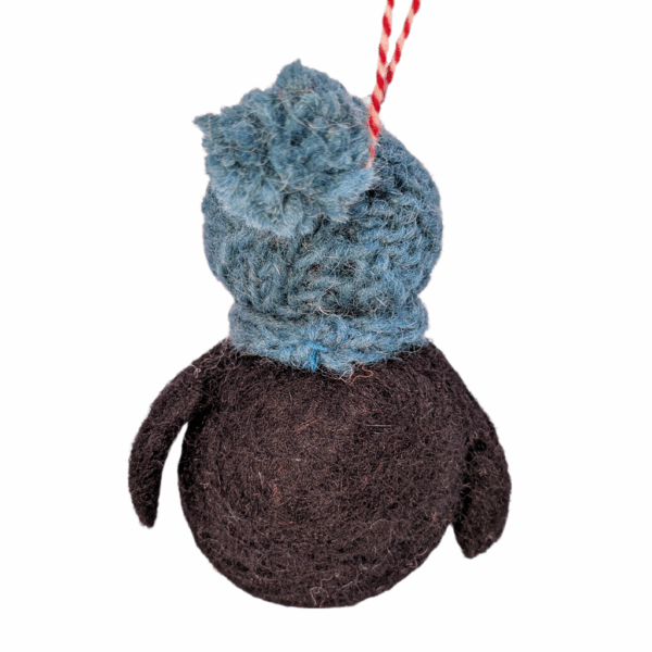 Filzhänger Pinguin mit blauer Mütze